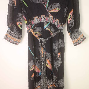 Robe en soie noire à motif de libellules multicolores Matthew Williamson avec lien de ceinture assorti (8 Royaume-Uni) - vers 2003 - Frais de port offerts