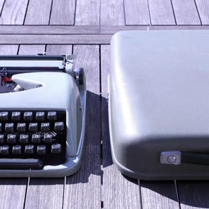 Macchina da scrivere Adler ABC verde circa anni '60 con custodia originale - necessita di pulizia/manutenzione - Peso 5,1 kg - Spedizione GRATUITA in Europa