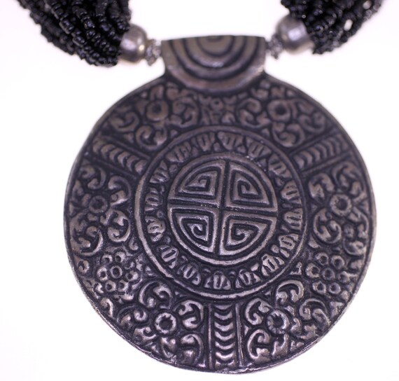 Collier Pendentif Ethnique Vintage - Grand Disque En Laiton Martelé Doré, Occasion