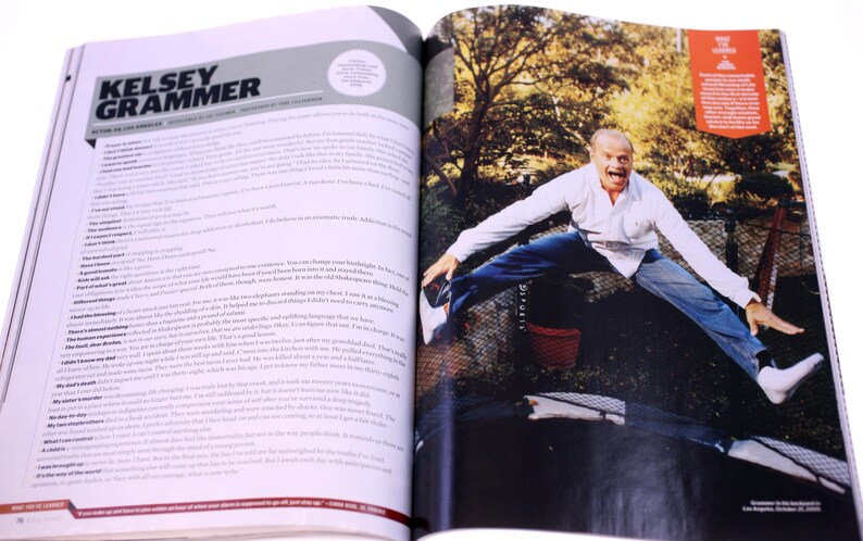 Puede incluir: Una p&aacute;gina de revista con un art&iacute;culo sobre Kelsey Grammer. La p&aacute;gina de la derecha muestra una foto de Grammer saltando en el aire, vistiendo una camisa blanca, vaqueros azules y zapatos blancos. Se ve un peque&ntilde;o cubo rojo.