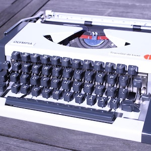 Macchina da scrivere Olympia Traveller de Luxe circa anni '70 con custodia originale - necessita di pulizia/manutenzione - Peso 5,175 kg - Spedizione GRATUITA in Europa