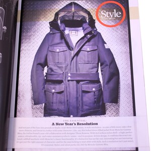 Puede incluir: Una chaqueta con capucha azul marino oscuro con m&uacute;ltiples bolsillos delanteros y un cintur&oacute;n. La chaqueta aparece en una revista con la palabra "Style" en un c&iacute;rculo rojo. Tambi&eacute;n se ve el texto "A New Year's Resolution".