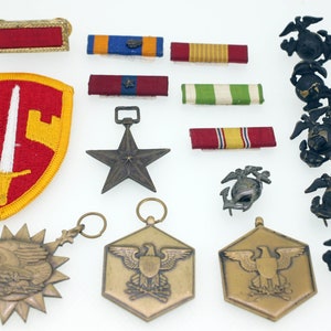Vietnam USMC (Marine Corps) medal collection-17 items included-4 medals-6 lapel badges-6 medal bars-one patch-circa 1960s/70s-FREE postage