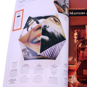 Puede incluir: P&aacute;ginas de revista abiertas con un collage geom&eacute;trico de rostros. El &iacute;ndice enumera art&iacute;culos sobre diversos temas. Una botella de bourbon y una copa de c&oacute;ctel son visibles en el fondo.