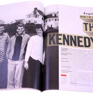 Puede incluir: Fotograf&iacute;a en blanco y negro de la revista Esquire con tres hombres sonriendo. El texto "THE KENNEDYS" se muestra en una fuente audaz y estilizada. La revista est&aacute; abierta, revelando art&iacute;culos y citas.