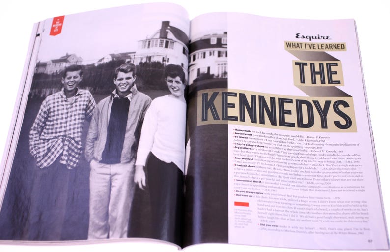 Puede incluir: Fotograf&iacute;a en blanco y negro de la revista Esquire con tres hombres sonriendo. El texto "THE KENNEDYS" se muestra en una fuente audaz y estilizada. La revista est&aacute; abierta, revelando art&iacute;culos y citas.
