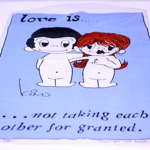 Love is.... federa da collezione con il cartone animato iconico del LA Times degli anni '70 (peso: 140 g) - spedizione GRATUITA
