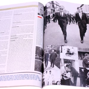 Puede incluir: Una revista de doble p&aacute;gina con fotograf&iacute;as en blanco y negro. La imagen principal muestra a dos hombres con trajes caminando por una calle. Otras im&aacute;genes m&aacute;s peque&ntilde;as representan varias escenas.