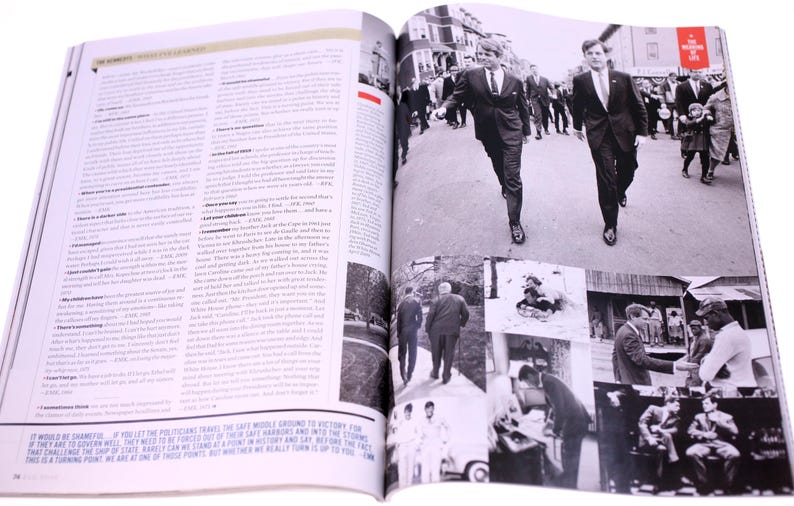 Puede incluir: Una revista de doble p&aacute;gina con fotograf&iacute;as en blanco y negro. La imagen principal muestra a dos hombres con trajes caminando por una calle. Otras im&aacute;genes m&aacute;s peque&ntilde;as representan varias escenas.