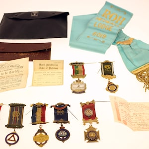 Brytyjski zabytkowy zestaw medali Orderu Bawołów Antediluvian - 8 medali - 3 certyfikaty i jeden ceremonialny pas - około XX wieku - BEZPŁATNA wysyłka