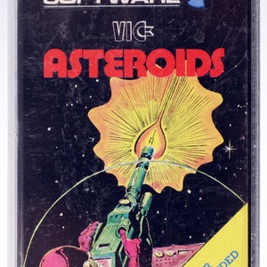 Peut inclure: Une cassette audio noire et jaune avec le texte "BUG-BYTE SOFTWARE" et "VIC ASTEROIDS" sur le devant. L'image montre un vaisseau spatial tirant un faisceau laser sur une étoile jaune. Le texte "FOR UNEXPANDED VIC 20" est dans le coin inférieur droit.