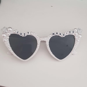 Just Married - Óculos de sol com coração branco e pérolas incrustadas
