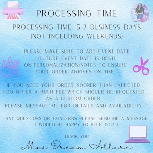 Puede incluir: Un fondo de acuarela rosa y azul con texto blanco que dice "PROCESSING TIME: 5-7 BUSINESS DAYS (NOT INCLUDING WEEKENDS)". El texto contin&uacute;a con instrucciones para agregar una fecha de evento para garantizar una entrega oportuna. El texto tambi&eacute;n menciona una opci&oacute;n de tarifa de prisa para un procesamiento m&aacute;s r&aacute;pido. El texto concluye con "THANK YOU! Mini Dream Allure".