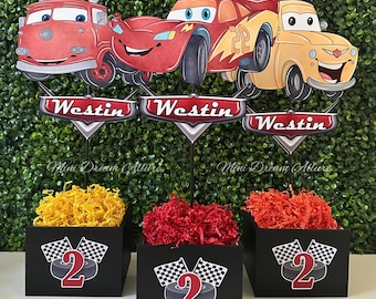 Urodziny z motywem wyścigów samochodowych, ozdoby na stół z motywem samochodów, czerwone artykuły urodzinowe z motywem samochodów, dekoracje urodzinowe z motywem samochodów, upominki na urodzinowe przyjęcie z motywem wyścigów