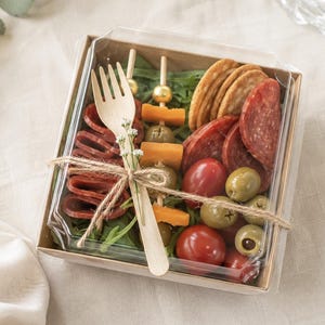 Fyrkantig beteslåda för charkuterigodis med minigafflar för individuell godsakspresent, dessertdisplay, förrättsdekorationer, cateringevenemang, bröllop