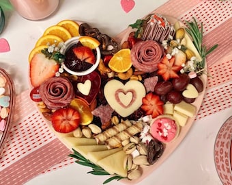 Tagliere per salumi a forma di cuore con stuzzicadenti di fantasia per esporre dolci, antipasti e bomboniere per San Valentino.