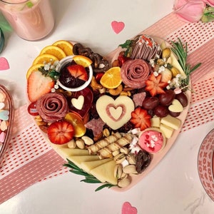 Herzförmiges Charcuterie Board mit ausgefallenen Zahnstochern für Food Favor Dessert Display Appetizer Display Valentinstag Galantine&#39;s Day