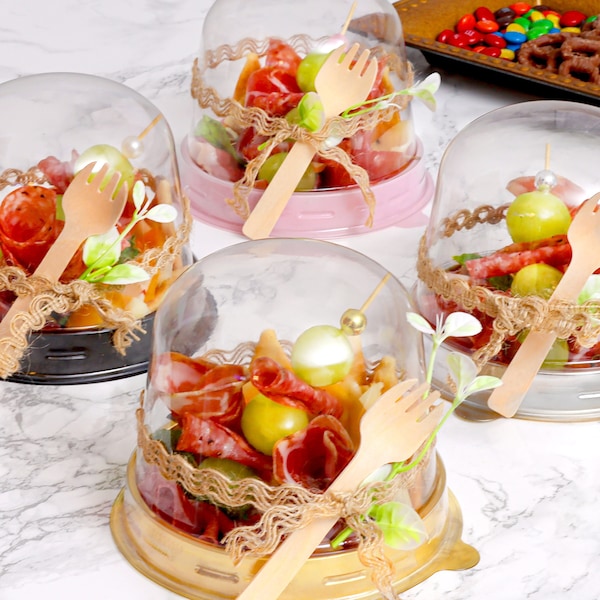 Recipientes tipo cúpula para charcutería, tazas con mini tenedores de madera para recuerdos de comida, exhibición de postres, mesa individual de charcutería, catering para bodas