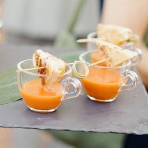 Suppen-Aperitif Plastikbecher Tassen Mini Löffel Set für Food Display Buffet Catered Event Hochzeit Brunch Grazing Station Charcuterie Tassen 2 oz