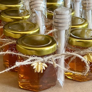 Bomboniere in mini vasetti di miele riempiti di miele, vasetti di miele in vetro con coperchi dorati, mestolo in legno a forma di ape, piccolo vasetto di miele per baby shower, bomboniera per feste di nozze