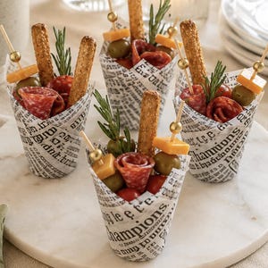 Französische Zeitungspapier-Charcuterie-Schälchen und Zahnstocher für individuelle Charcuterie-Platten, Speisenpräsentation, Vorspeisen, Snackbecher, Catering