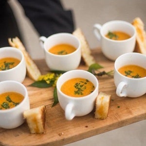 Suppen-Aperitif Plastikbecher Tassen Mini Löffel Set für Food Display Buffet Catered Event Hochzeit Brunch Grazing Station Charcuterie Tassen 2 oz