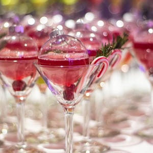 Verres à martini à champagne en plastique acrylique transparent et boule de boisson ornementale en plastique pour cocktails de vacances présentoir de boissons pour événement