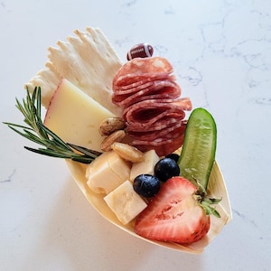 Łódkowate miseczki do wędlin Wykałaczki lub widelce Indywidualne przysmaki do wędlin Deska do sera Wystawa przystawek Stacja gastronomiczna Catering