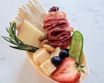 Copos de frios em formato de barco Palitos de dente ou garfos Lembrancinhas individuais de frios Tábua de queijos para petiscos Expositor de aperitivos Estação de comida Buffet