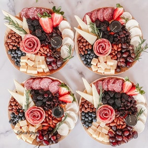 Runde oder quadratische 10-Zoll-Charcuterie-Bambusteller mit Holzutensilien für Food Favor Dessert Display Appetizer Display Party Table-scape