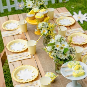 Set di 16 piatti, bicchieri e tovaglioli di carta con margherite per feste di compleanno per bambini, decorazione per feste di compleanno a tema pace, giallo