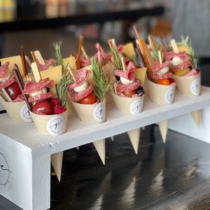 ホワイト シャルキュトリー スタンド ホルダー コーン付き つまようじ 食品 グラジング テーブル 前菜 デザート ディスプレイ ケータリング イベント パーティー シャワー ウェディング ブランチ