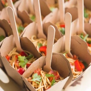 Pudełka na żywność Kraft White Take Out, drewniane widelce, pałeczki, zestaw, wyświetlacz przystawek, wyświetlacz cateringowy, bufet, pudełka na upominki, stacja weselna, impreza