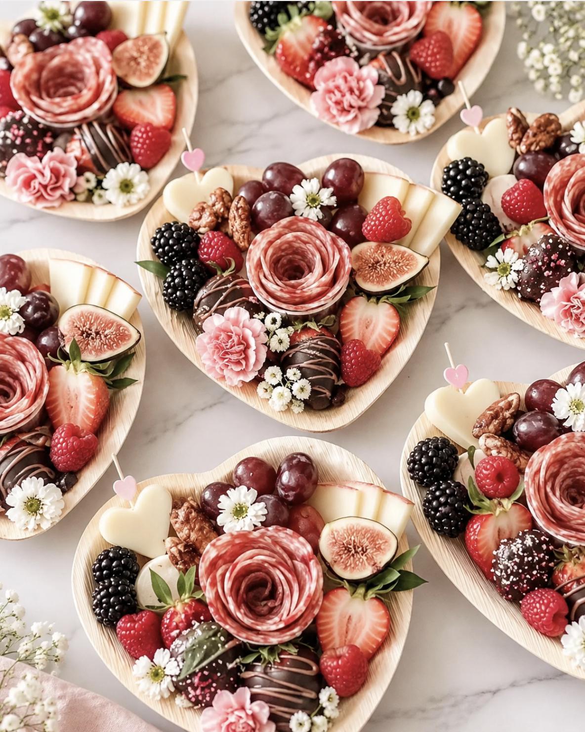 食器 human made heart bamboo board Heart Shaped Bamboo Charcuterie Plates With Fancy Toothpicks for