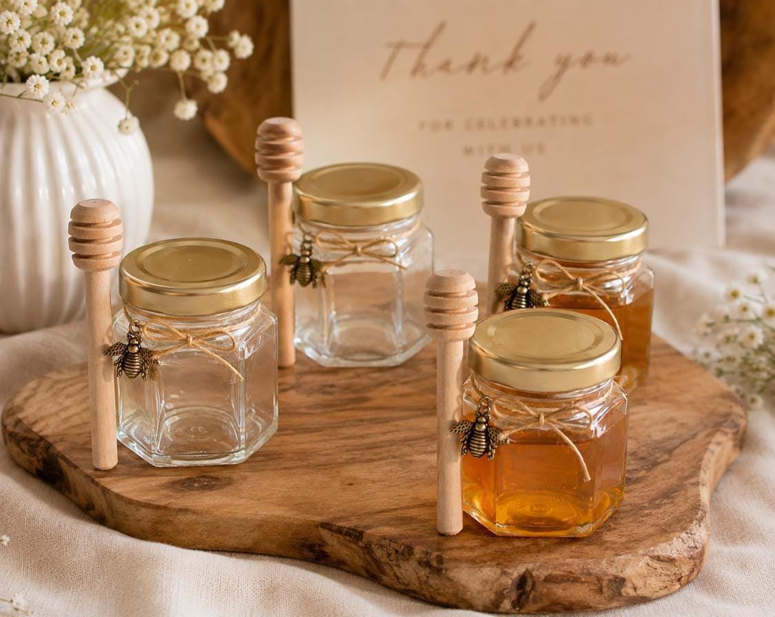 Mini-Honiggläser als Gastgeschenke: Leere Honiggläser aus Glas mit goldenen Deckeln, Honiglöffel-Anhänger aus Holz mit Bienenmotiv, kleine Honiggläser als Gastgeschenk für Babypartys, Hochzeiten und andere Feiern