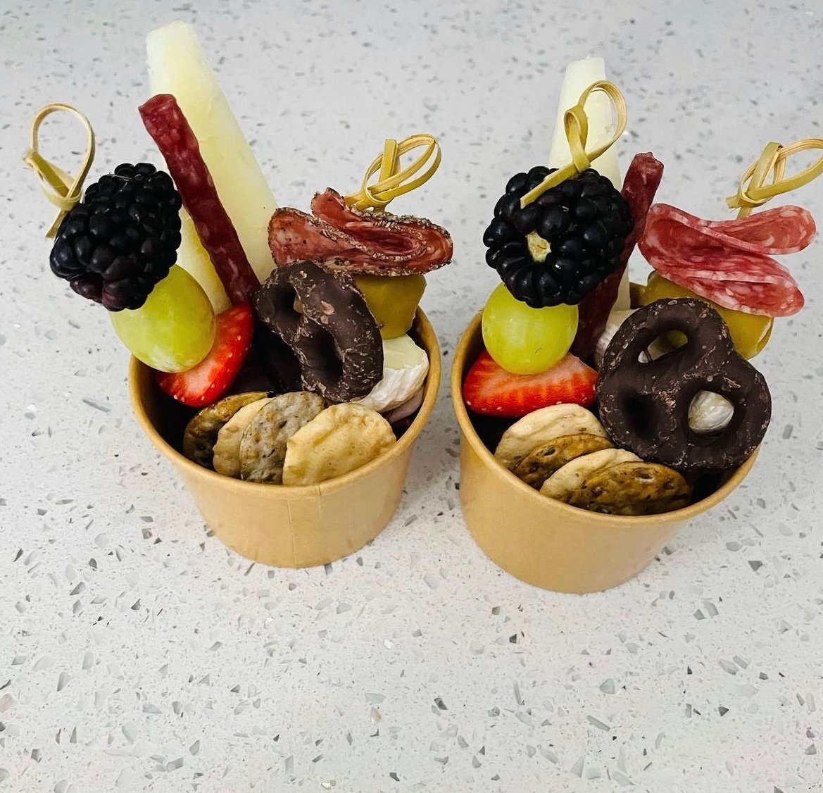 Bicchieri per salumi rosa e blu e stuzzicadenti per taglieri di salumi individuali, per l'esposizione di cibo, come antipasto, per catering, eventi e matrimoni - Italia