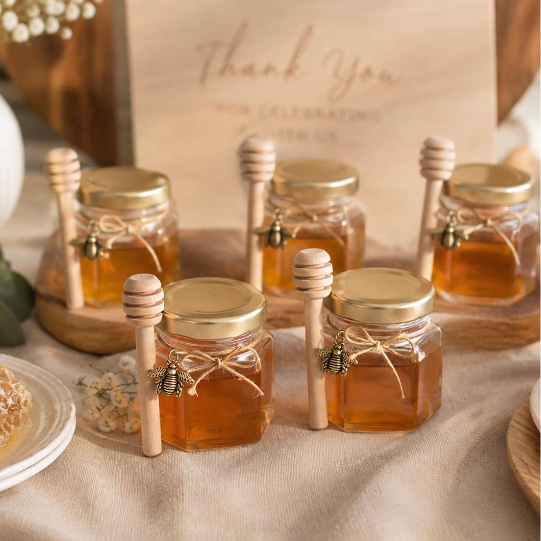 Mini-Honiggläser als Gastgeschenke gefüllt mit Honig, Honiggläser aus Glas mit goldenen Deckeln, Holzlöffel mit Bienenanhängern, kleine Honiggläser als Gastgeschenk für Babypartys, Hochzeiten und andere Feiern