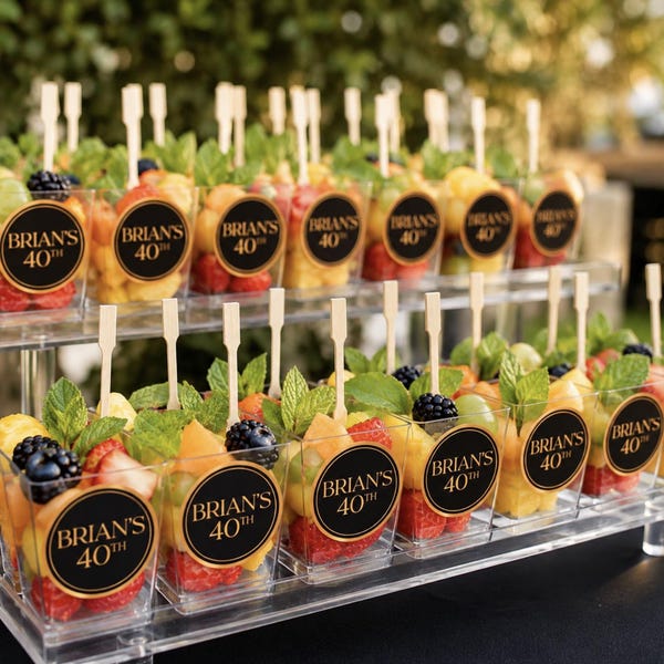 Heldere esthetische charcuterie fruitbedankbekers en minivorken voor individuele voorgerechtweergave Beker voor grazende snack Verzorgde evenementweergave