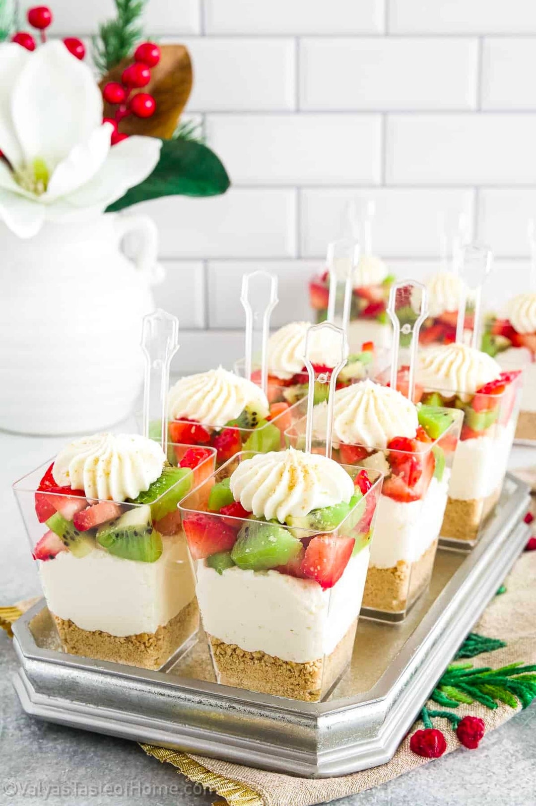 Plastic Dessert Parfait Favor Cups With Lids and Mini Spoons Appetizer