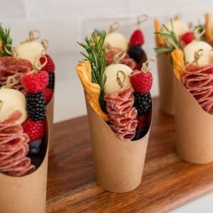 Bicchieri per salumi e stuzzicadenti per taglieri di salumi e formaggi individuali, espositori per cibo, antipasti, snack da sgranocchiare, eventi e matrimoni.