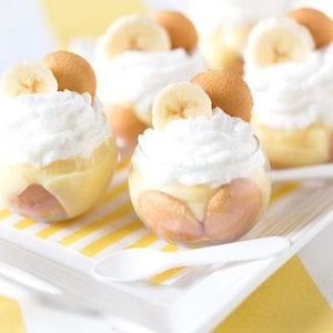 Plastic Dessert Parfait Favor Bowls with Mini Spoons Appetizer Cups for Party Mini Dessert Cups Clear Plastic Cup Dessert Display