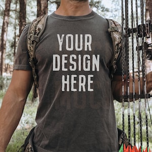 Comfort Colors C1717 Pepper / Mockup de camisa para hombre / Mock de camiseta para hombre / Mockup al aire libre / Mockup de naturaleza / Mock de camisa de caza / Mock de modelo masculino
