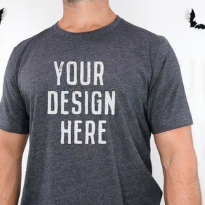 Dunkles Heather Bella Canvas 3001 | Herren-Hemd-Mockup | Herren T-Shirt Mock | Halloween-Mockup | Herbst-Mockup | Halloween-Shirt| Männliches Model-Mockup