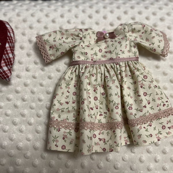 Robe de poupée Waldorf fleur rose, faite main, tissu naturel, robe de poupée 12 à 14 pouces, habillage de poupée, tenue de poupée, cadeau de Noël