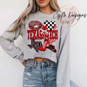 Puede incluir: Una sudadera gris de los Texas Tech Raiders con un diseño gráfico que presenta las palabras "TEXAS TECH" en rojo, un estadio, una bota de vaquero y el contorno de Texas. El diseño incluye el texto "JBROCK" y el número "23".