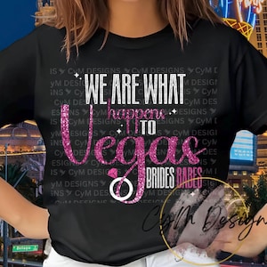Nous sommes ce qui arrive aux jeunes mariées de Las Vegas Bach | Faire la fête entre amis jouant aux cartes de poker PNG DTF Sublimation