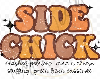 Könnte beinhalten: Retro-Grafikdesign mit dem Text "Side Chick" in Orange, Braun und Gelb. Unter dem Text stehen die Wörter "mashed potatoes, mac n cheese, stuffing, green bean casserole".