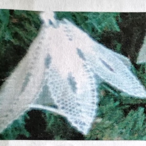 Può includere: Un motivo di pizzo bianco con un design a foglia. Il motivo è etichettato "Muster 1" e "8 Paare Klöppel Leinen NeL 40/2".