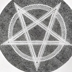 Może przedstawiać: Biały pentagram z koronkowym wzorem, otoczony koronkowym okręgiem, na czarno-białym tle.