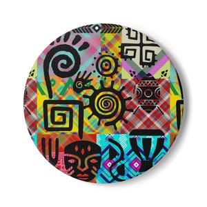 Peut inclure: Un dessous de verre rond et coloré avec une variété de motifs géométriques et abstraits en noir, rouge, jaune, bleu, vert et rose. Les motifs comprennent des spirales, des carrés et un visage stylisé.